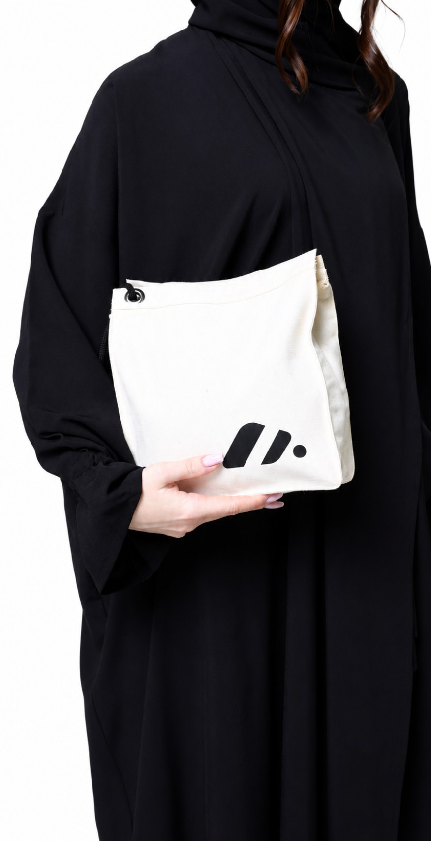 Noir Fold & Pray abaya carried with its pouch